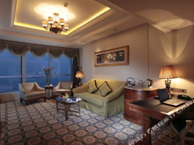 1 Bedroom Deluxe Double Suite with lake view