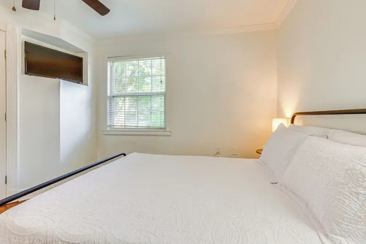 Pet-friendly Mobile Condo ~ 4 Mi to Downtown!