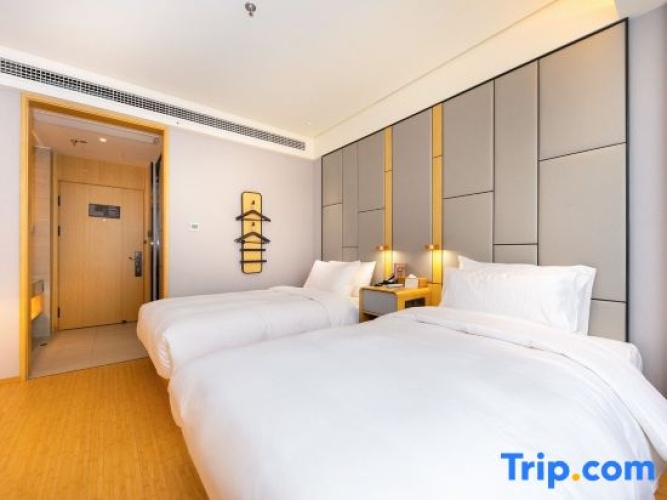 Standard Twin room with street view