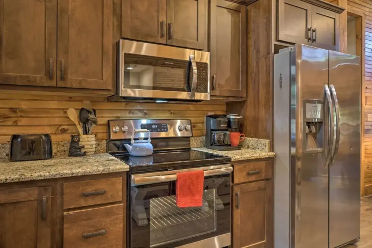 Branson West Cabin w/ Pool Access & Golfing