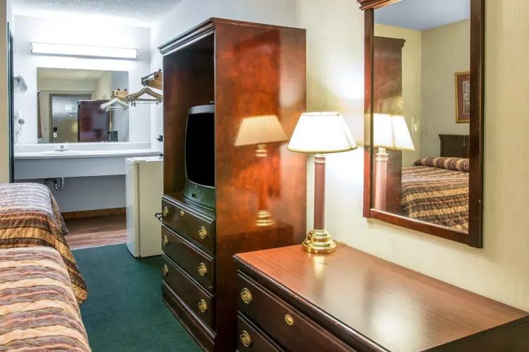 Econo Lodge South