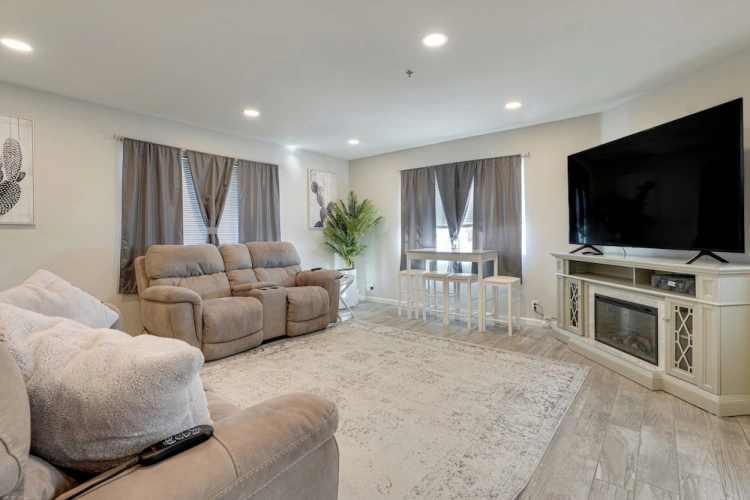 2 Bedrooms Apartment