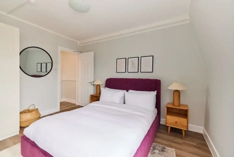 5 Bedrooms Apartment