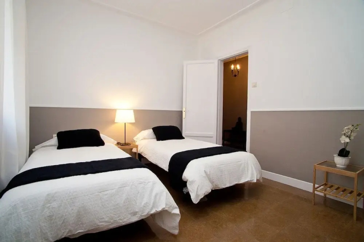 Cute & Spacious Eixample Apartment