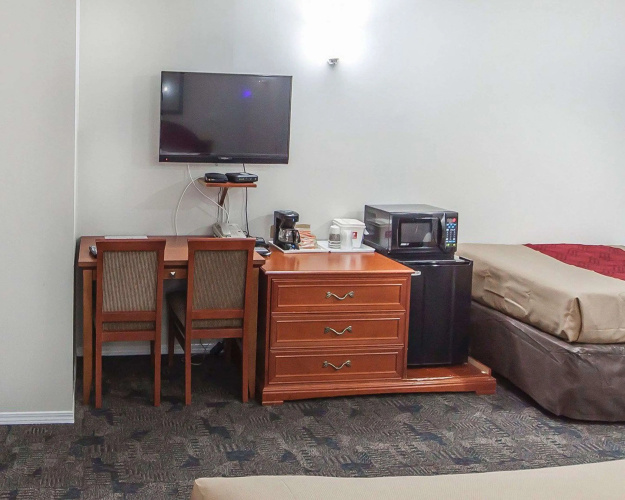 Econo Lodge Inn & Suites