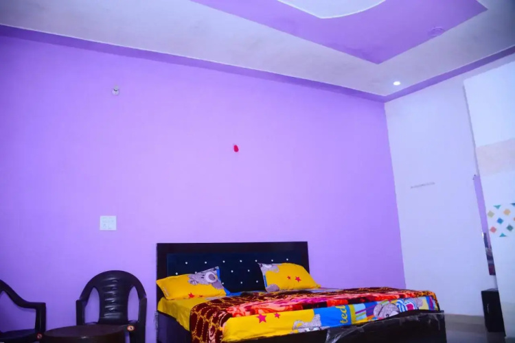 OYO 89044 Raa Inn Room