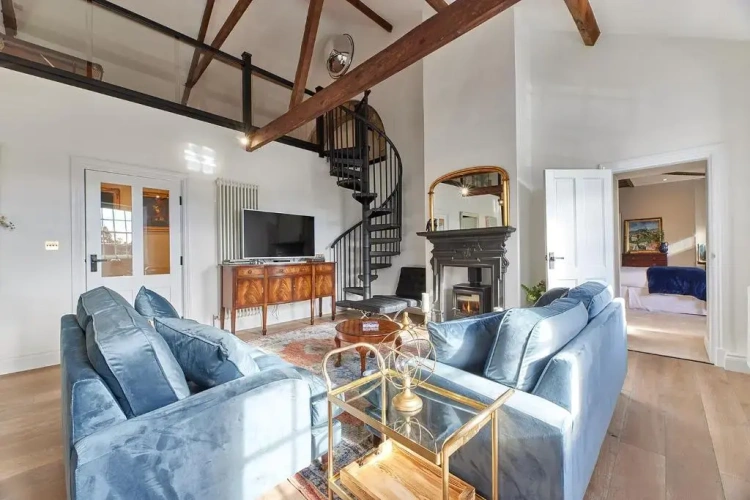 4 Bedrooms Apartment