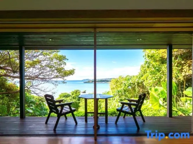 Standard Triple room with ocean view