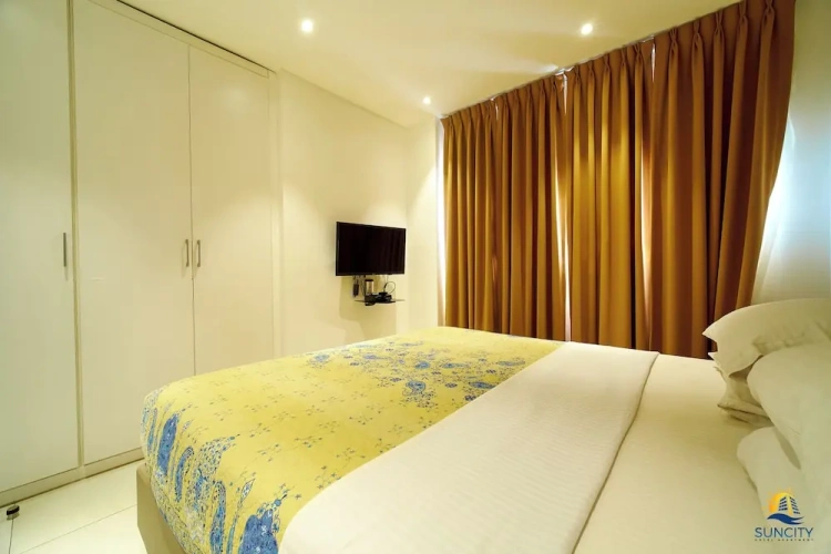 Apartment with partial ocean view