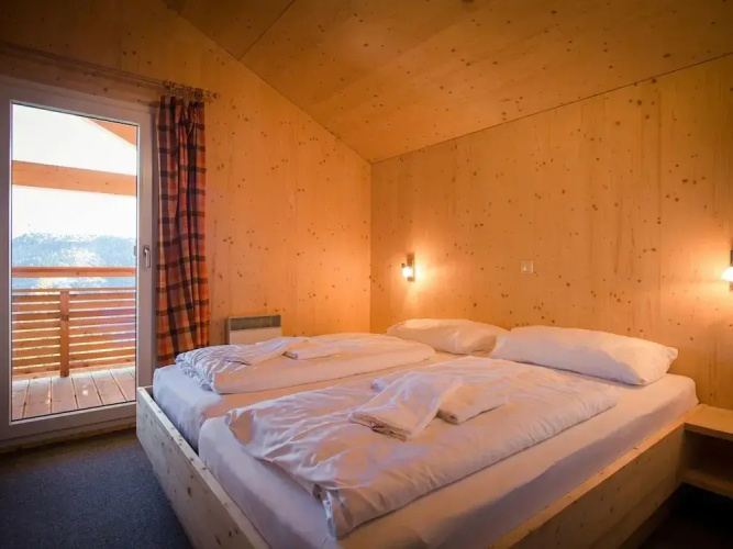 Spacious Chalet With hot tub