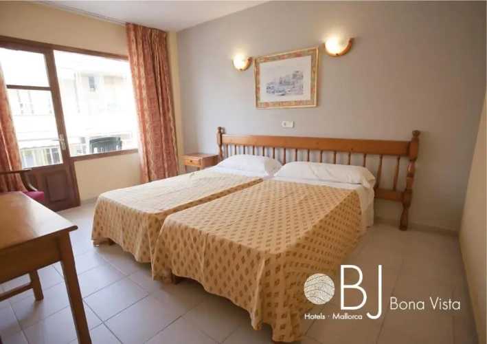 Standard Twin room with balcony