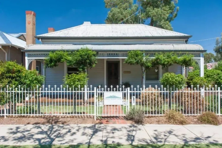 4 Bedrooms Cottage