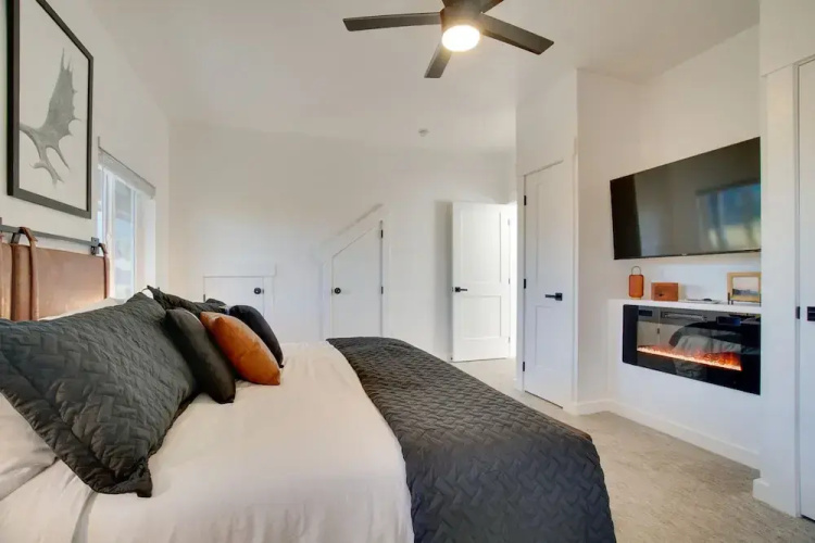 Modern Donnelly Cabin w/ Private Hot Tub