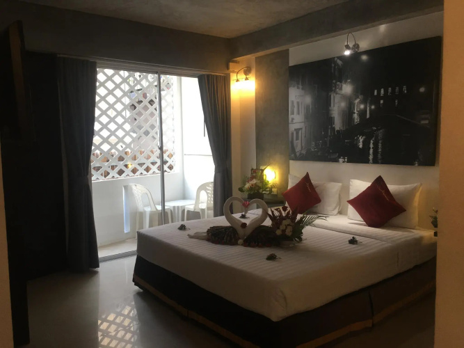 The Front Hotel and Apartment