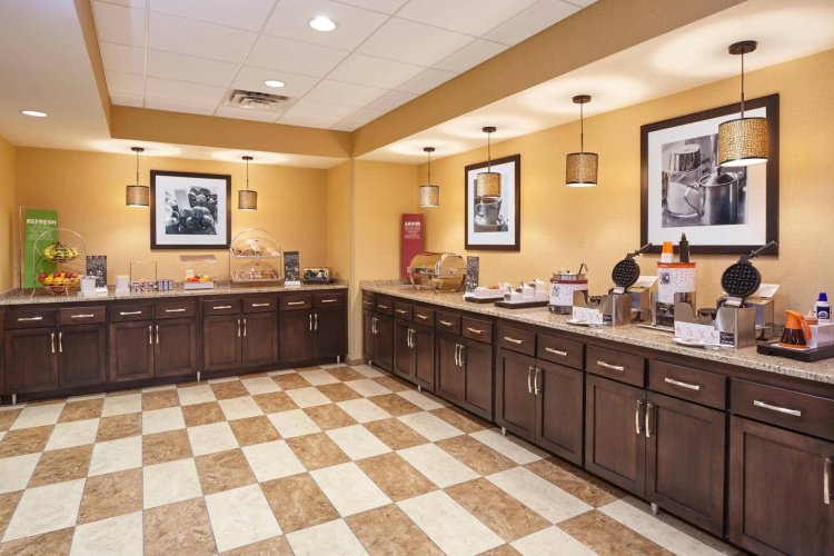 Hampton Inn & Suites Milwaukee/Franklin photo 32