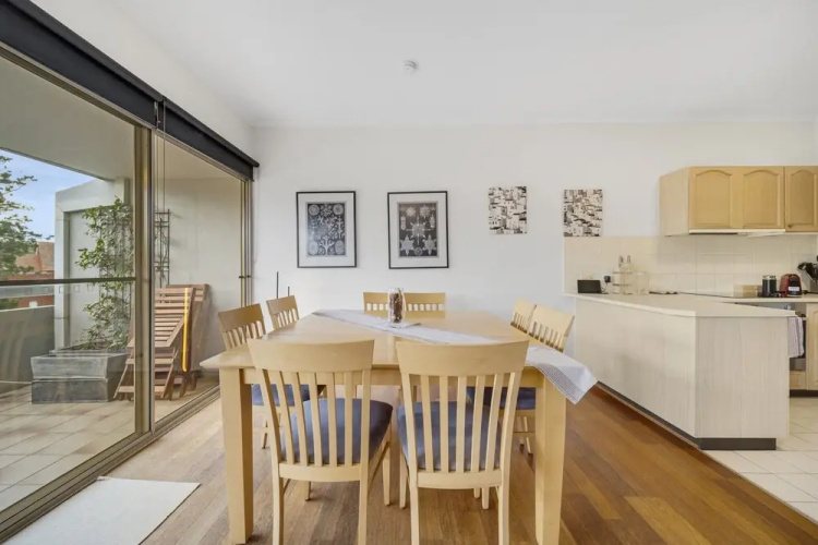 Bright 2-bed With Private Balcony