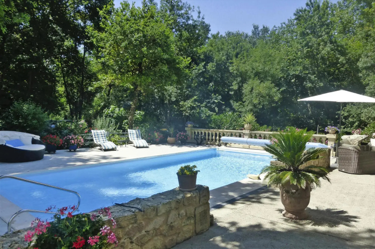 Apartment in Caderousse With Pool