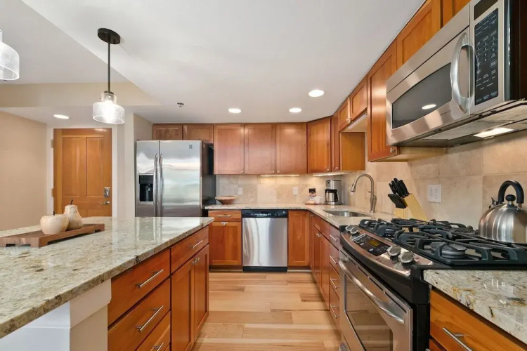 Royal Perch - Loft With King Suite + Vaulted Ceilings