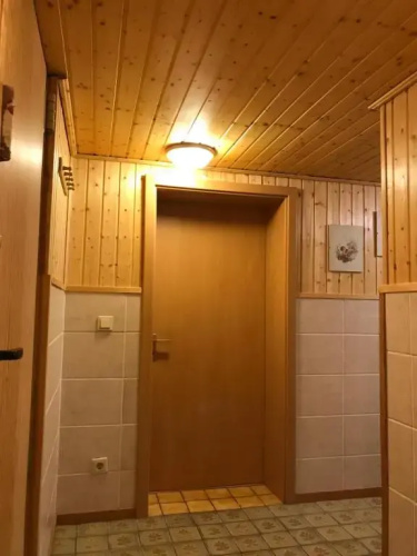 Schönes Kellerzimmer mit Bad