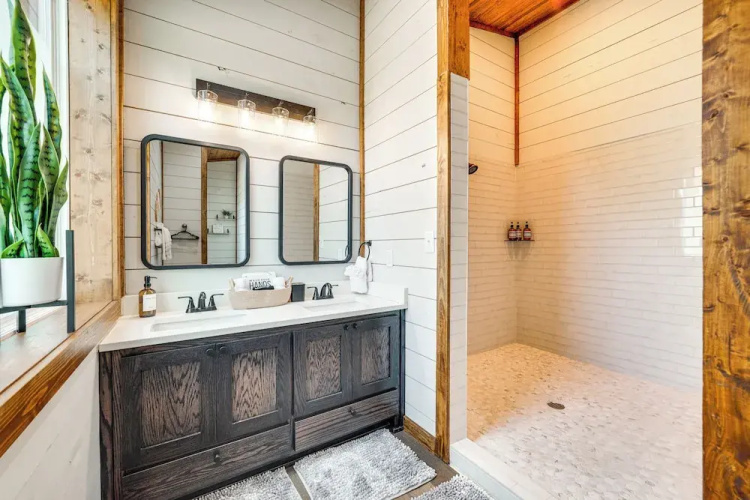 Luxe Broken Bow Home w/ Hot Tub & Fire Pit!