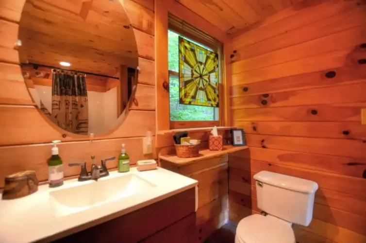 Moonshiner's Hideaway 2 Bedroom Cabin by Redawning
