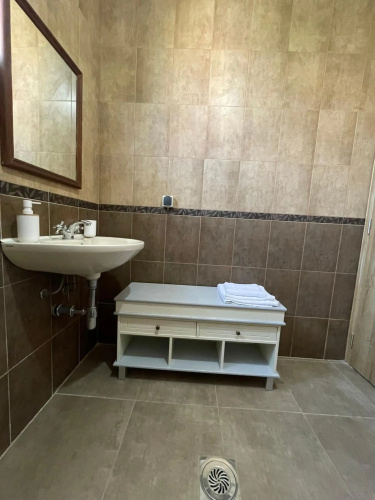 Entire spacious apartment with free parking