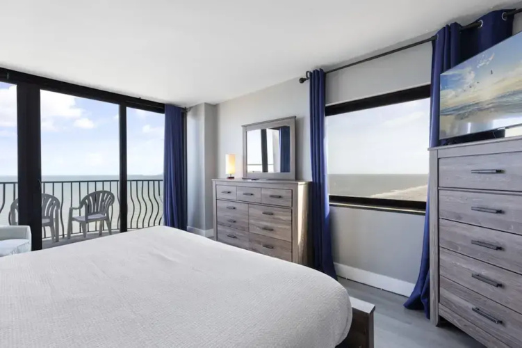 Private 3BR's at Palms by Hosteeva