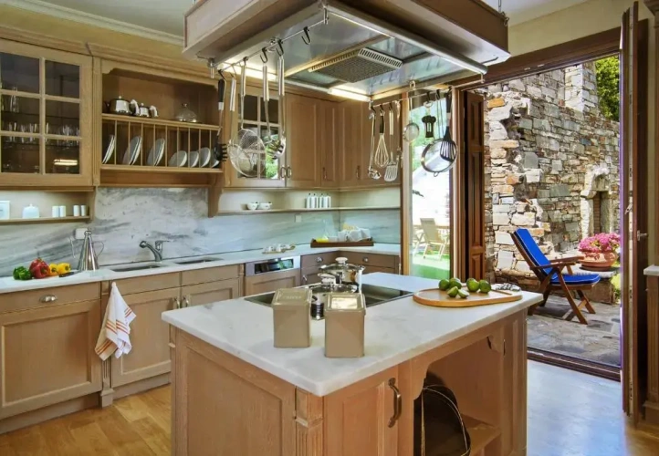 5 Bedrooms Villa