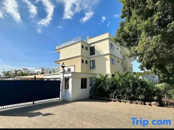 Luxurious 1bedhideaway with pool, AC &beach access
