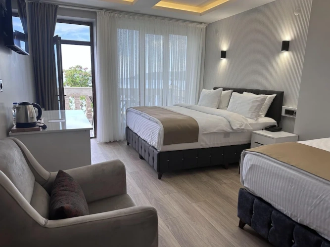 1 Bedroom Standard Family room with lake view