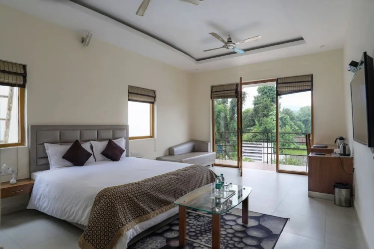 Standard room with pool view
