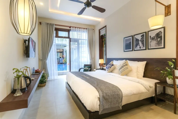 Deluxe room with balcony and with pool view