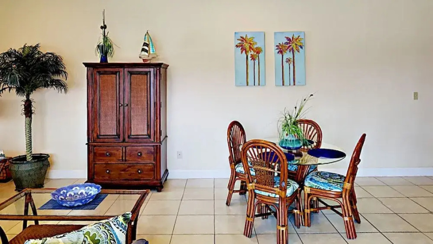 105 E Corral St Condo Unit D - 2 Br condo by RedAwning