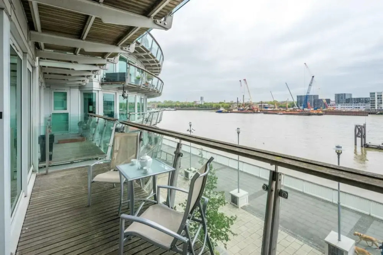 Light Modern Flat With Balcony Over River Thames!