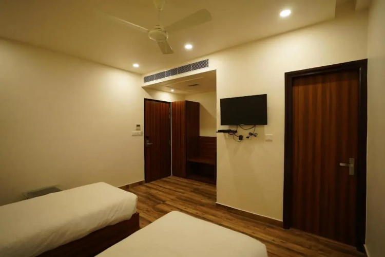 Hotel Regal By Rhytham