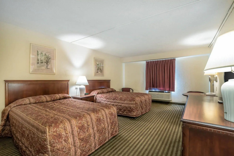 Econo Lodge Inn & Suites