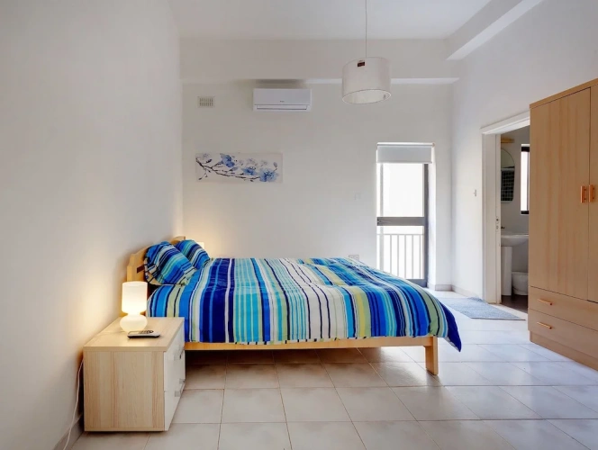 4 Bedrooms Apartment