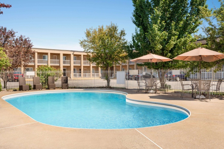 Super 8 By Wyndham Windsor/Dougall photo 12