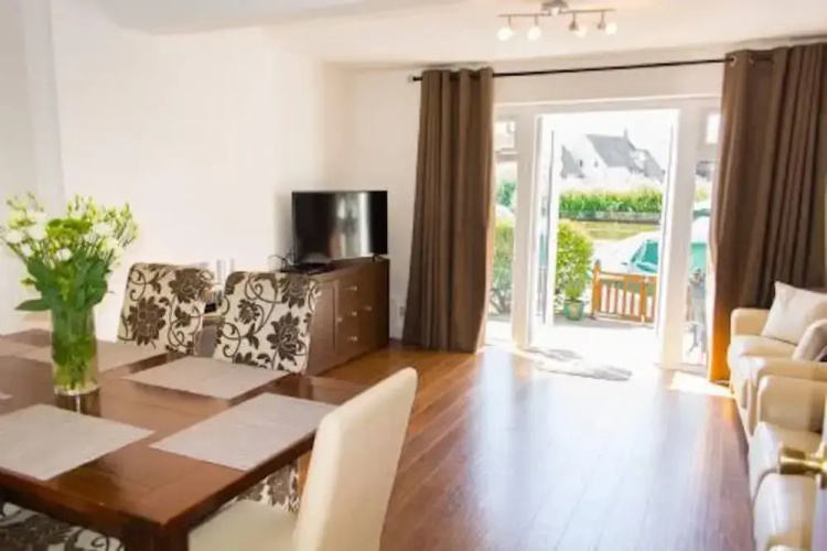 Host Stay Quayside Cottage