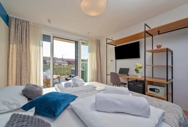 Deluxe room with balcony and with city view