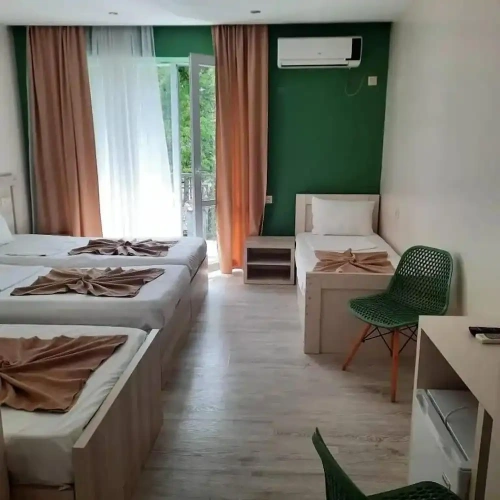 Standard Quadruple room with garden view