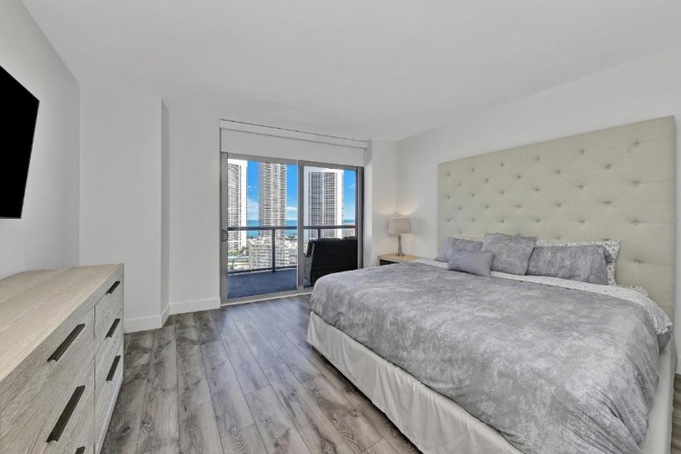 3 Bedrooms Apartment