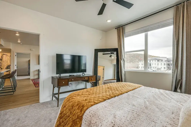 25 Mi to Zion: Rock 'n' Roll Condo w/ Mtn View!