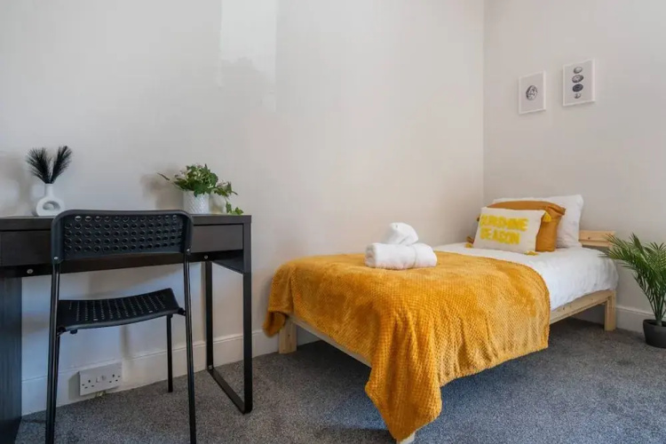 Central 2 Bedroom House-parking