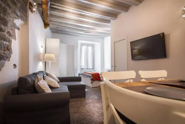 ALTIDO Elegant Apt for 4 at the Como's heart