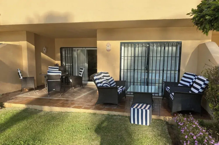 2 Bed Apartment Sleeps 4 - Pool Access - Garden