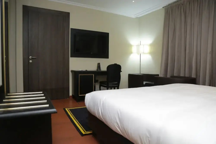 Oak Haven Hotel And Suites
