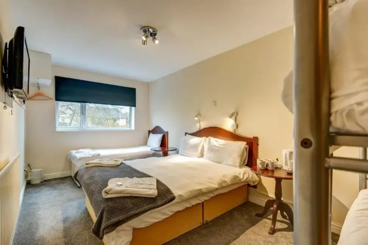 Commodore Hotel & Suites