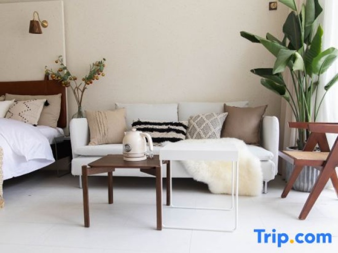 Standard Twin Family room with courtyard view