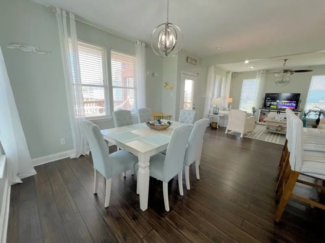 Sea-renity 3 Bedroom Home by Redawning